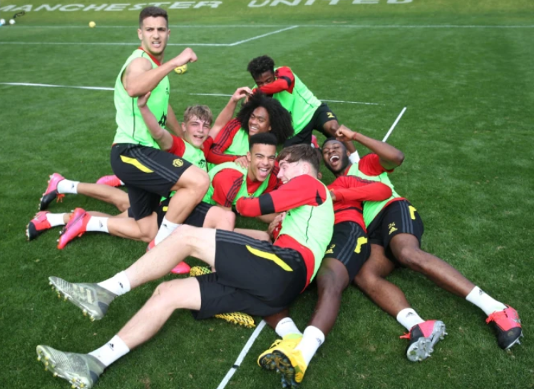 包含蒂姆回归赛场，势不可挡首场状态亮眼，曼联观众沸腾！的词条