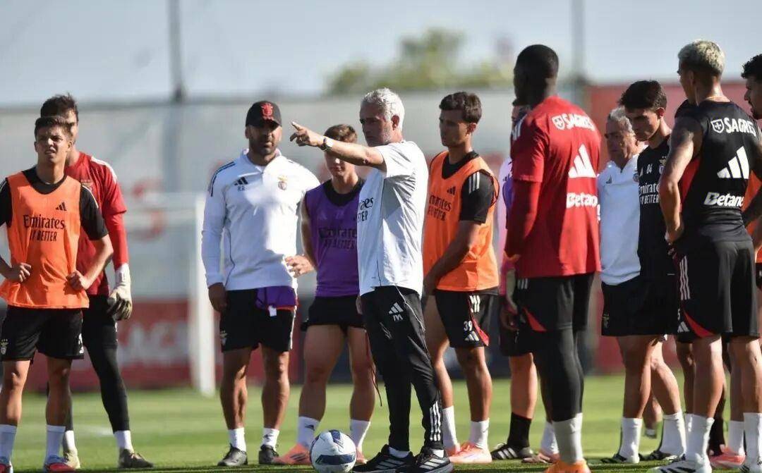 包含赛地聚焦：欧篮联今夜热度飙升，布鲁克林篮网战术微调，气氛紧张，阵容厚度经受考验的词条