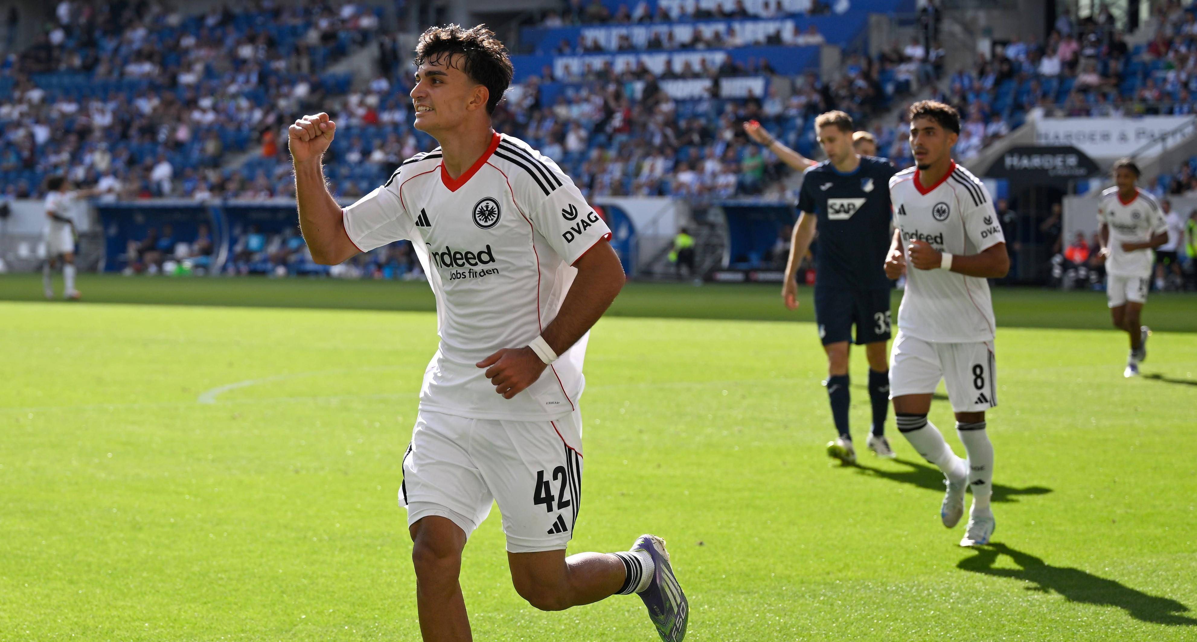 法兰克福迎德甲关键赛，赛前更衣室发声，管理层满意，轮换策略成焦点的简单介绍