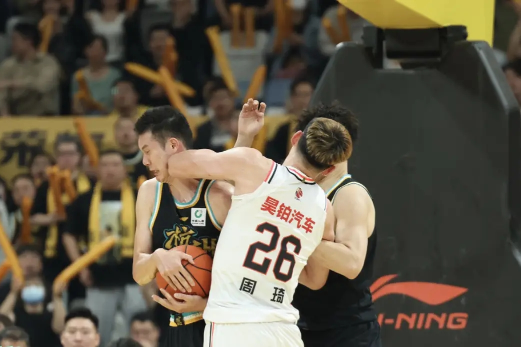 欧篮联赛程吃紧；上海久事清晨止住颓势；赛场秩序良好；赛程密集仍需轮换的简单介绍